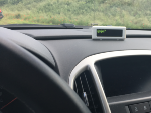 Ijsje? op de Eddy op een dashboard in de auto.